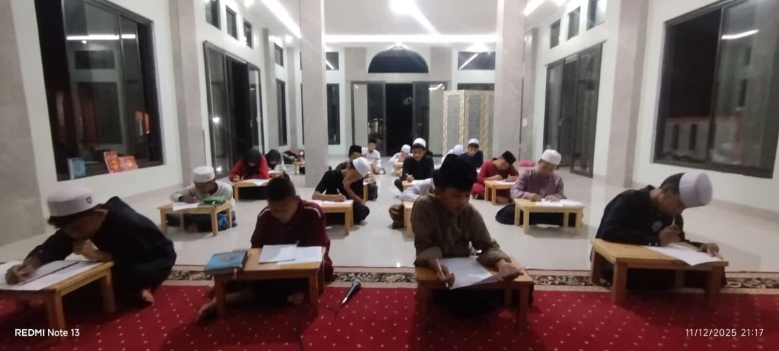 Halaqah malam santri